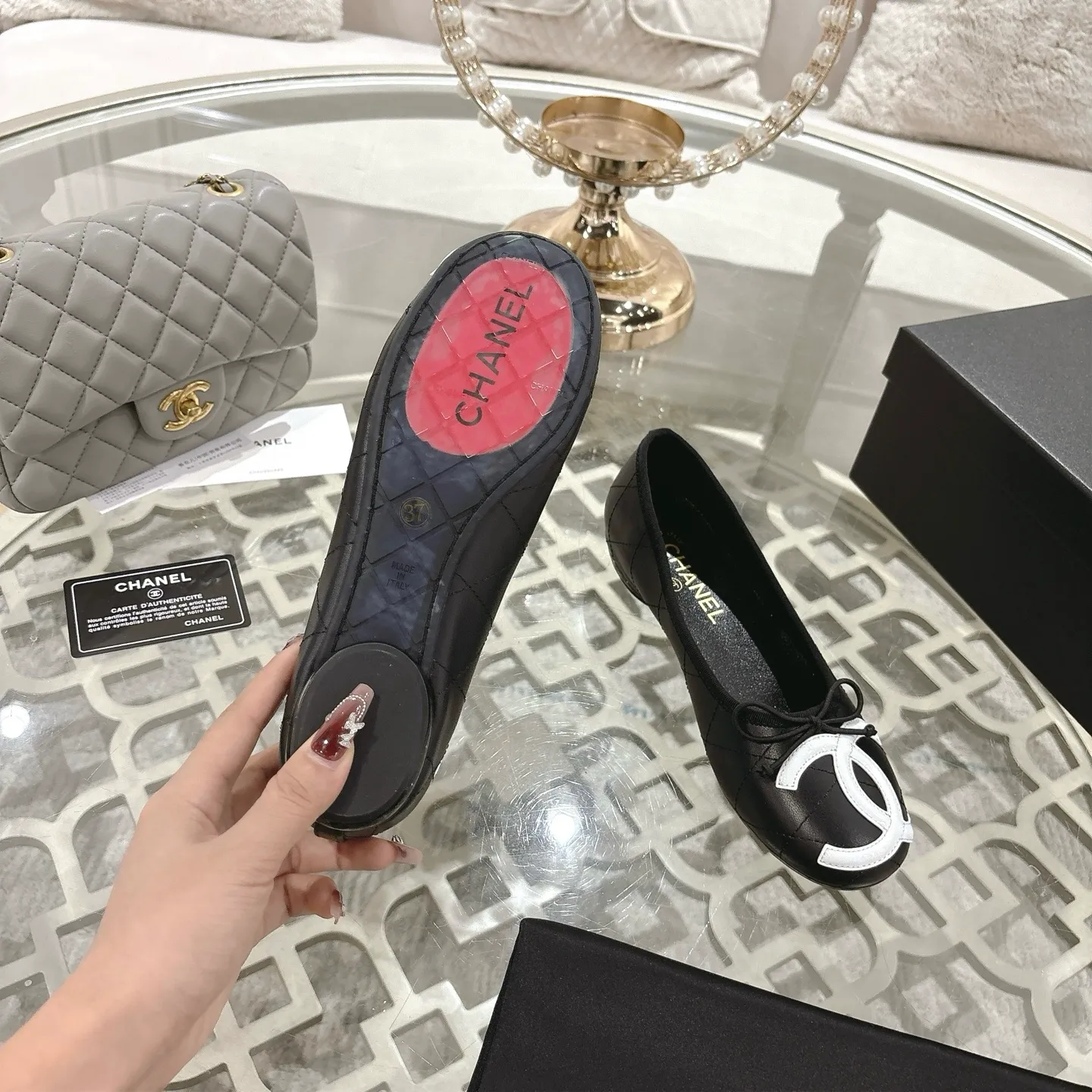 👟👟Ex-factory price 540👟👟 [Purchase-level quality] CHANEL Xiaoxiang 25/A new summer bow-tie shoes 💃 This pair of "dancing shoes" is really breathtakingly beautiful! Made of cowhide fabric + exquisite electric embroidery, every detail exudes a sense of high-end ~ classic bow design, Italian genuine leather sole, comfortable and elegant on the feet, a perfect must-have for fairies!  🌟 All counters are from the same source! All materials are customized according to the original 1:1, and are developed and patterned from genuine products. The quality is absolutely assured ~ a classic that must be bought every year, a versatile artifact that looks great whether paired with skirts or jeans!  💖 The perfect finishing touch for summer outfits, sisters, just do it! 👉 Fabric: Imported sheepskin Lining: Imported sheepskin Outsole: Private molded outsole Size: 35-40 Leather surface